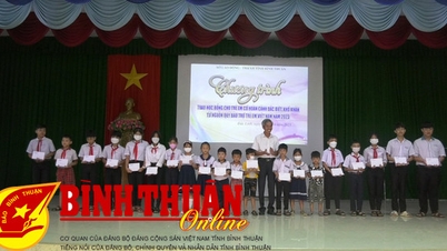 Trao học bổng cho trẻ em Đức Linh có hoàn cảnh đặc biệt khó khăn