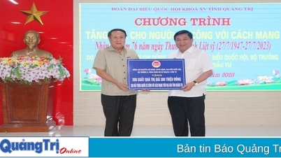 Bộ trưởng Bộ Kế hoạch và Đầu tư Nguyễn Chí Dũng thăm và tặng quà cho gia đình có công với cách mạng tại Quảng Trị