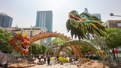 Cặp linh vật rồng dài 120 m trên đường hoa Nguyễn Huệ