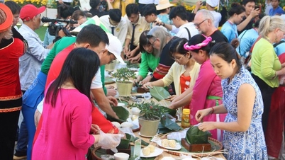 Khách quốc tế trổ tài gói bánh chưng tại Mũi Né