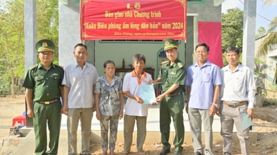 ប្រគល់ផ្ទះចំនួន ៨ខ្នង ក្រោមកម្មវិធី៖ “និទាឃរដូវឆ្មាំព្រំដែនកក់ក្តៅចិត្តអ្នកភូមិ” នៅខេត្ត Kien Giang