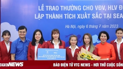 Nguyen Thi Oanh, Nguyen Thi Huyen und ihre Teamkollegen erhielten ein Preisgeld von 380 Millionen VND.