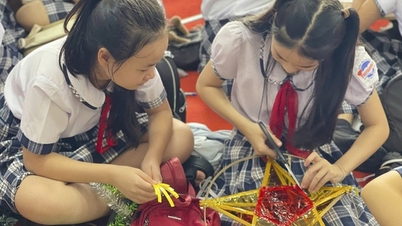 Học sinh thích thú làm lồng đèn truyền thống cùng nghệ nhân