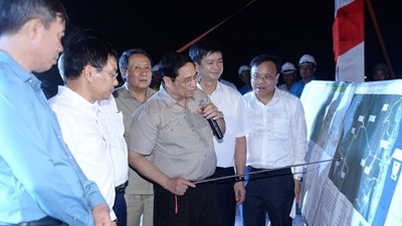 នាយករដ្ឋមន្ត្រី Pham Minh Chinh ពិនិត្យ និងអង្កេតគម្រោងសំខាន់ៗមួយចំនួននៅខេត្ត Quang Tri