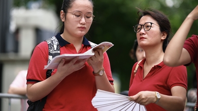 Teachers show strategies to do well in English exam for high school graduation