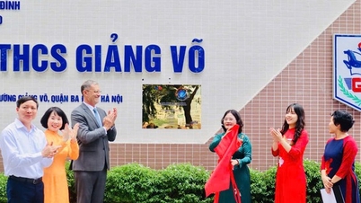 Giang Vo Secondary School posted a sign saying the school has a French language program that meets international standards.