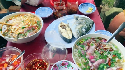 La popular sopa de fideos con pescado y calamares cuesta hasta 200.000 VND por tazón y los clientes hacen cola para comerla.
