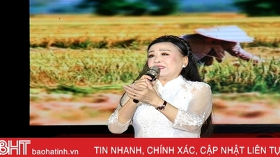 Nghệ sỹ Nhân dân Thu Hiền hát phục vụ người dân miền biển Nghi Xuân