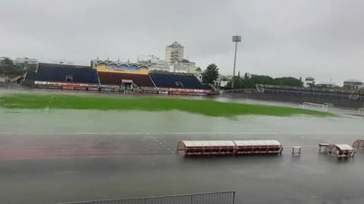 Sân Tự Do như... bể bơi, may giải hạng nhất tạm nghỉ vì đội tuyển Việt Nam