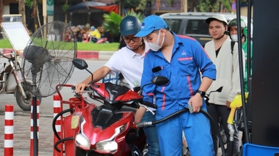 តម្លៃ​សាំង​ត្រូវ​បាន​គេ​រំពឹង​ថា​នឹង​ធ្លាក់​ចុះ​ជា​លើក​ទី​បី​ជាប់​គ្នា សាំង RON 95 អាច​នឹង​ធ្លាក់​ចុះ​ក្រោម ២១ ០០០ ដុង​ក្នុង​មួយ​លីត្រ។