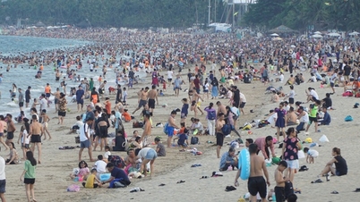 Hàng vạn người đổ ra biển Nha Trang 'giải nhiệt'