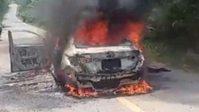 Ô tô chở 5 người bốc cháy trơ khung xe