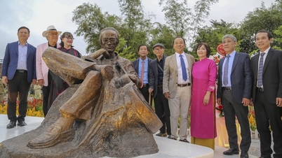พิธีเปิดรูปปั้นศิลปะของนักดนตรี Trinh Cong Son บนแม่น้ำ Huong