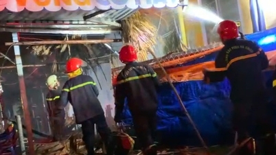Quán cà phê võng ở TP.HCM cháy lớn giữa đêm