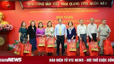 King Coffee អមដំណើរគណៈកម្មាធិកាបក្សនៃប្លុក ចែកអំណោយចំនួន 100 ក្នុងឱកាសបុណ្យតេត