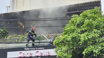 Fire engulfs 7-story boarding house in Ho Chi Minh City, tenants flee in panic