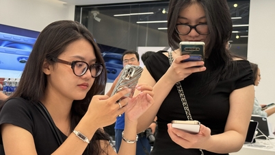 Vietnamese people spend nearly 2,000 billion VND to buy iPhone 16, desert titan 'sold out'