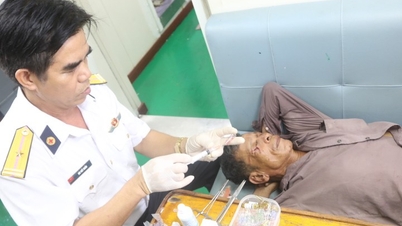 Tàu 267 Vùng 2 Hải quân cứu ngư dân gặp nạn trên biển