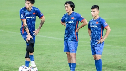 Hậu vệ trái hay nhất Việt Nam báo tin kém vui cho HLV Troussier
