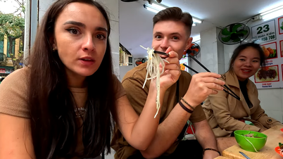 Western tourists try strange dishes on the shortest street in Hanoi, praise 'best ever'