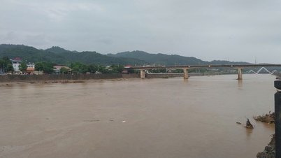 Mực nước sông Hồng đang rút dần sau khi bất ngờ dâng cao, Lào Cai cảnh báo nguy cơ lũ quét, sạt lở đất