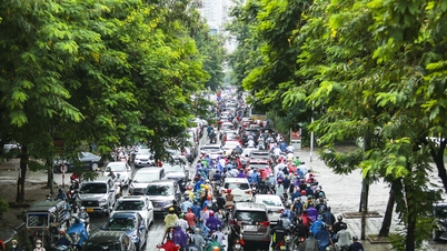 Hà Nội đón &amp;amp;apos;mưa vàng&amp;amp;apos; giải nhiệt, nhiều tuyến phố ùn tắc