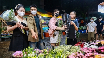 តម្លៃគឺខ្ពស់ជាងធម្មតា 3 ដង ប៉ុន្តែបុរសនៅតែ "ស្វែងរក" គ្រប់តូបលក់ផ្កានៅទីក្រុង Quang Ba ដើម្បីទិញអំណោយជូនភរិយា និងគូស្នេហ៍របស់ពួកគេ។