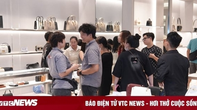'Raiding' Vincom untuk berburu penawaran hebat dan memenangkan hadiah besar di Black Friday