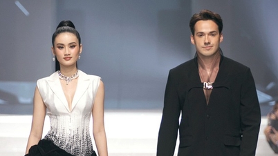 កញ្ញា Ý Nhi និង Mr. World Jack Heslewood បាន​បង្ហាញ​ខ្លួន​ដ៏​គួរ​ឲ្យ​ចាប់​អារម្មណ៍​នៅ​ពេល​រាត្រី​ម៉ូដ។