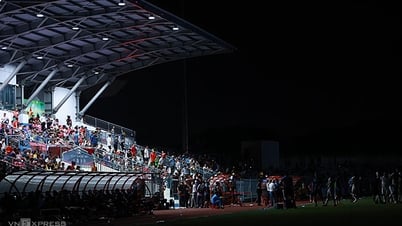 Trận đấu V-League bị gián đoạn vì mất điện