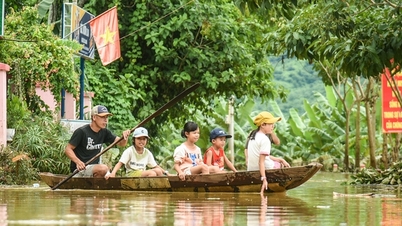 Nước sông Cu Đê dâng cao, một thôn ở xã miền núi Hòa Bắc bị ngập nước
