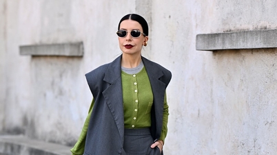 ‘ซีอีโอสาว’ ใส่สูทเสื้อกั๊กและกางเกงขายาวไปทำงานและออกเดินถนน