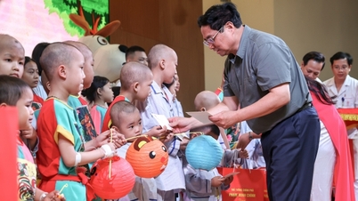 នាយករដ្ឋមន្ត្រី Pham Minh Chinh លើកទឹកចិត្ត និងផ្តល់អំណោយដល់កុមារឈឺក្នុងឱកាសពិធីបុណ្យពាក់កណ្តាលរដូវស្លឹកឈើជ្រុះឆ្នាំ 2023