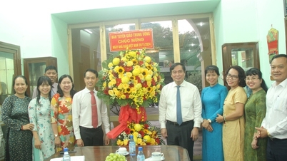 អនុប្រធាននាយកដ្ឋានឃោសនាមជ្ឈិម បានចុះសួរសុខទុក្ខ និងអបអរសាទរវិទ្យាល័យ Tran Dai Nghia សម្រាប់អំណោយ