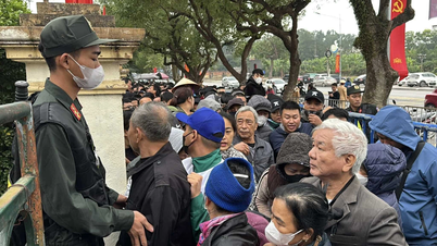 Ticket fever for Vietnam vs Indonesia match in Viet Tri: Fans stand in cold queue, brokers inflate prices