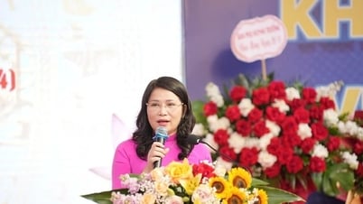 អនុវិទ្យាល័យ Cau Giay ផ្តល់រង្វាន់ដល់គ្រូល្អៗជាច្រើន។
