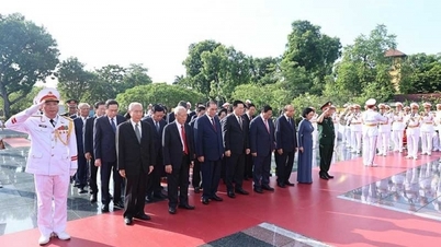 Dirigentes del Partido y del Estado conmemoran a mártires heroicos y visitan el mausoleo del presidente Ho Chi Minh