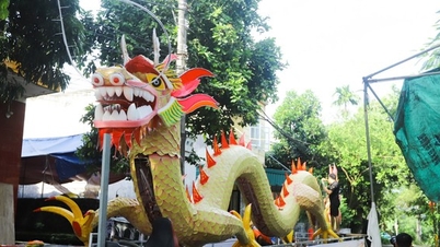 មើល​មនុស្ស​ធ្វើ​គោម​ពាក់កណ្តាល​សរទរដូវ​យក្ស