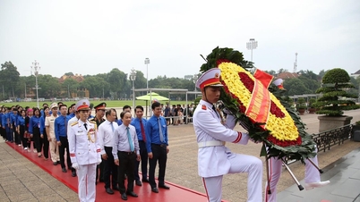 ប្រគល់​ស្លាក​សញ្ញា​យុវជន​នៃ​ការ​ដើរ​តាម​ការ​បង្រៀន​របស់​ពូ ហូ ដល់​យុវជន​ឆ្នើម​ចំនួន ៤២០​នាក់។