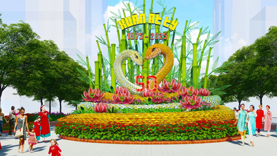 Lộ diện cặp rắn "khổng lồ" ở đường hoa Nguyễn Huệ dịp Tết Ất Tỵ