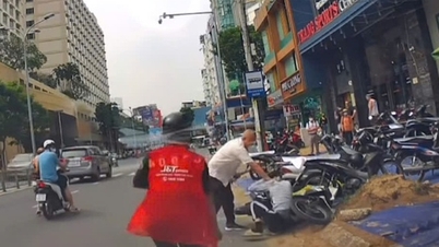 Bald man holds weapon and beats people in District 1