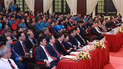 អគ្គលេខាបក្ស Nguyen Phu Trong បានផ្ញើកន្ត្រកផ្កាអបអរសាទរមហាសន្និបាតលើកទី ៦ នៃសហជីពមន្ត្រីរាជការវៀតណាម។