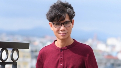 Poet tells story of 'correcting poetry' in textbooks