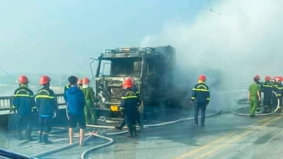 While moving, the truck caught fire fiercely in Ha Nam