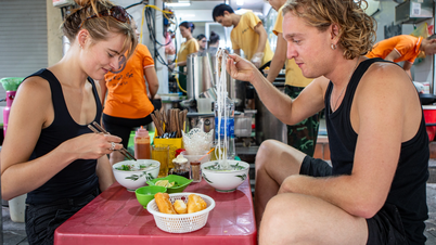 Westerners flock to try the sidewalk pho restaurant recommended by Michelin