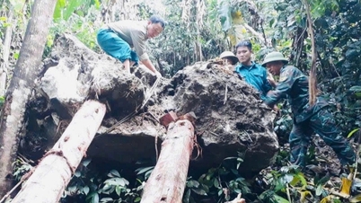 ផ្ទាំង​ថ្ម​មួយ​តោន​ព្យួរ​លើ​ក្បាល​មនុស្ស