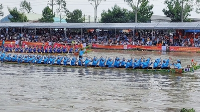 មនុស្សរាប់ពាន់នាក់នៅភាគខាងលិចបានអបអរសាទរក្រុមប្រណាំងទូកង។