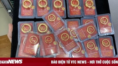 Khách mua bán nhộn nhịp trên 'sàn vàng' tự phát, chuyên gia cảnh báo