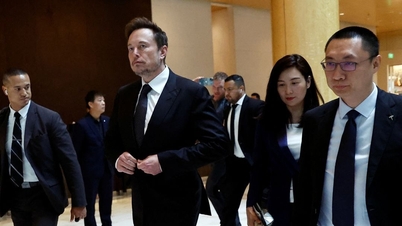 Elon Musk gây sốt khi đến Trung Quốc