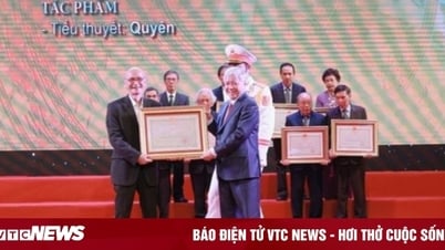 អ្នក​និពន្ធ​តូច​ចិត្ត​ព្រោះ​មិន​បាន​ប្រាក់​រង្វាន់​រដ្ឋ​អស់​៤​ខែ